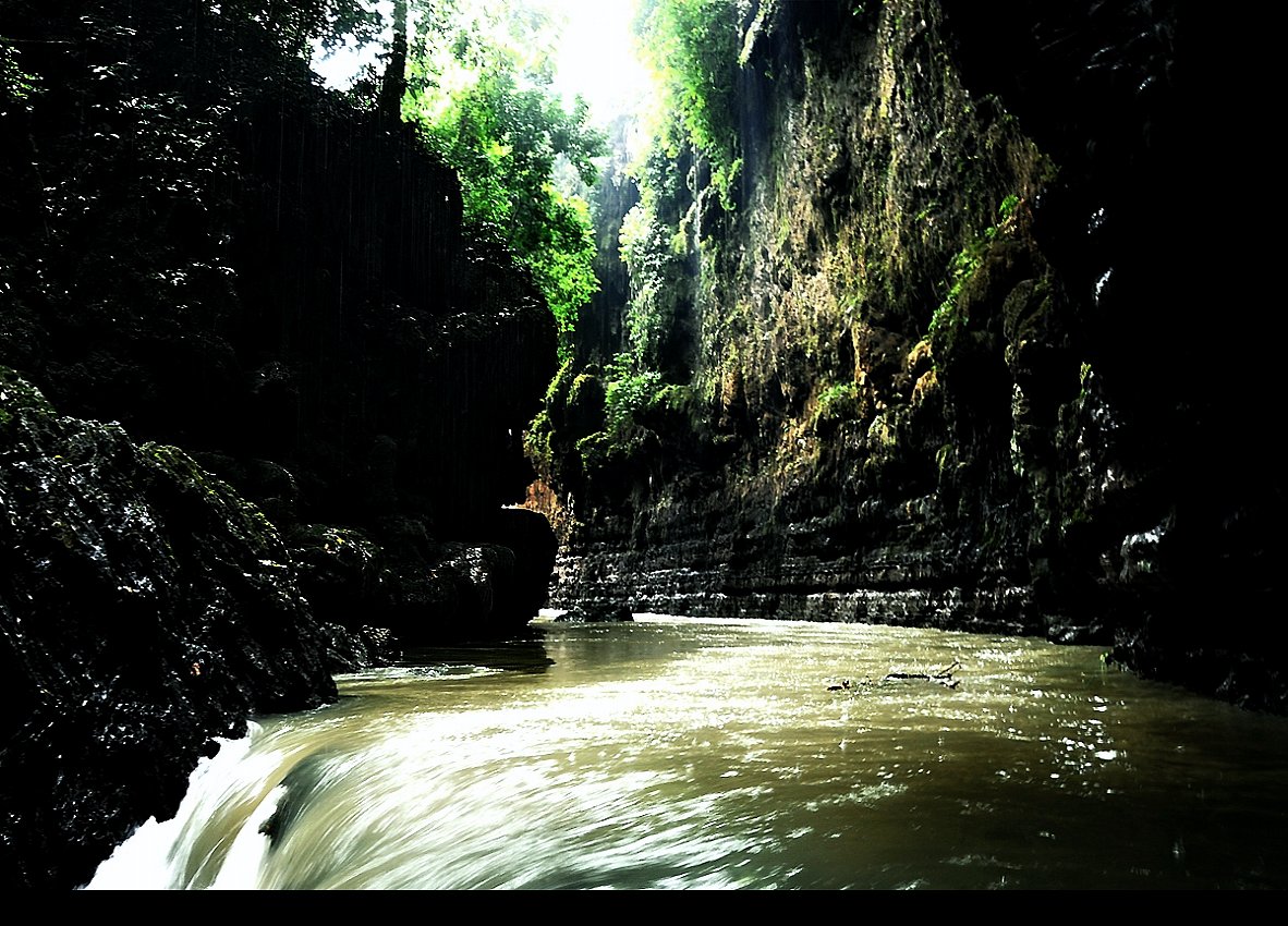 Musim Kemarau Seperti Saat Inilah Waktu Terbaik untuk Kamu Menjelajahi Green Canyon