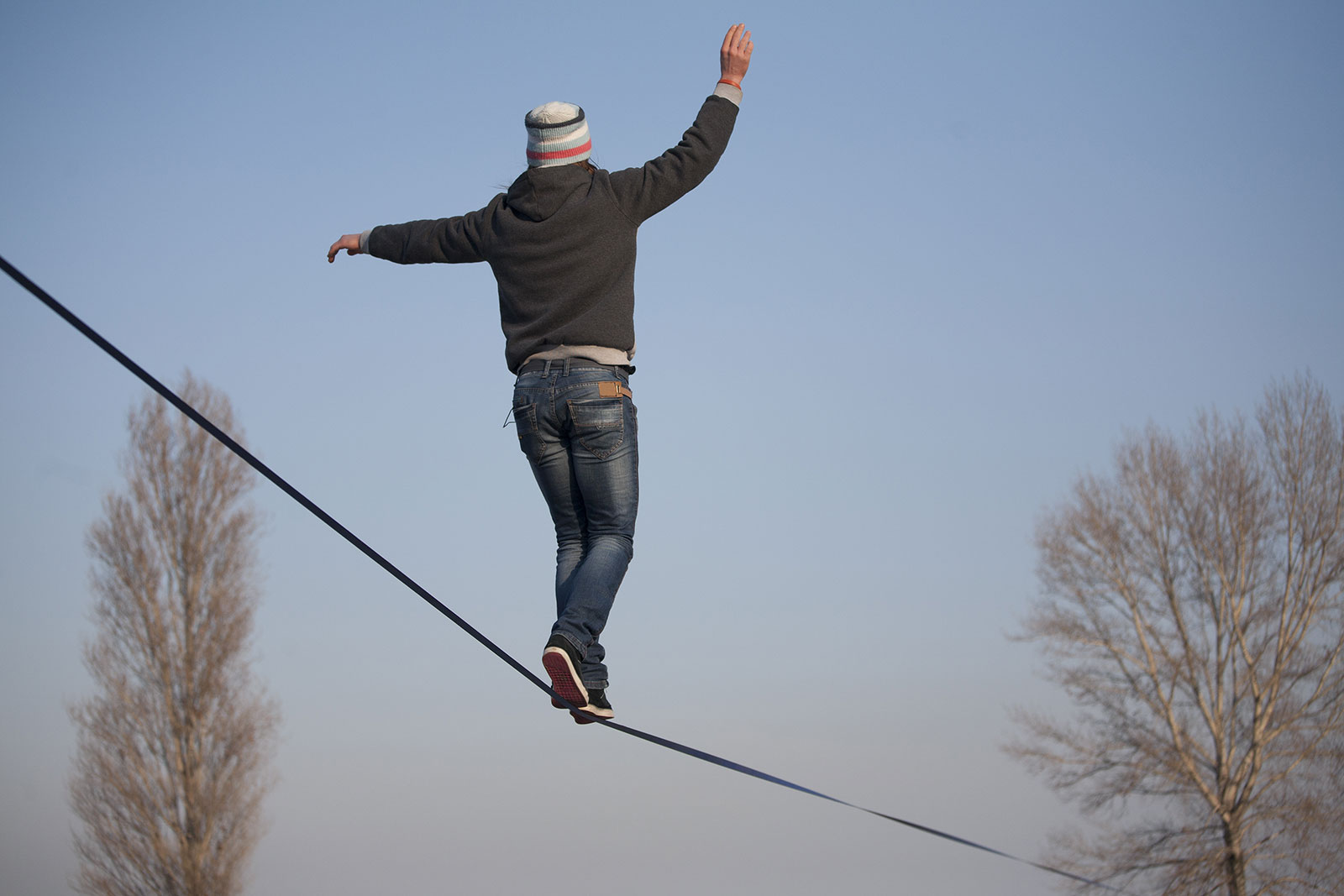 Jika Sudah Mahir, Slackline di Mana Saja Akan Terlihat Keren