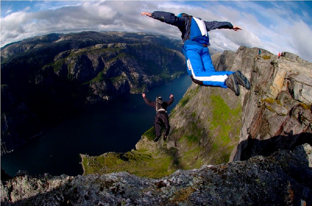 Lokasi Base Jumping Paling Ekstrim Yang Pernah Ada | SUPERLIVE