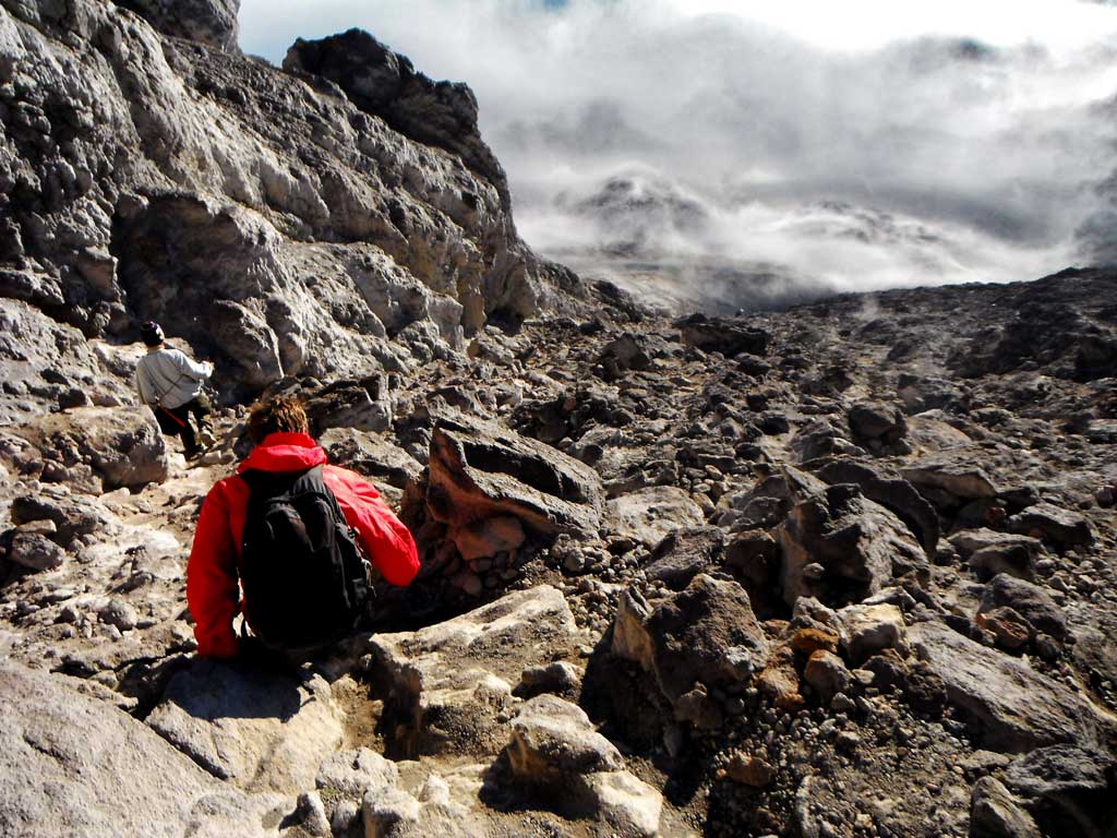 Hati-Hati Di Puncak Gunung Tanpa Vegetasi Hati-Hati Di Puncak Gunung Tanpa Vegetasi