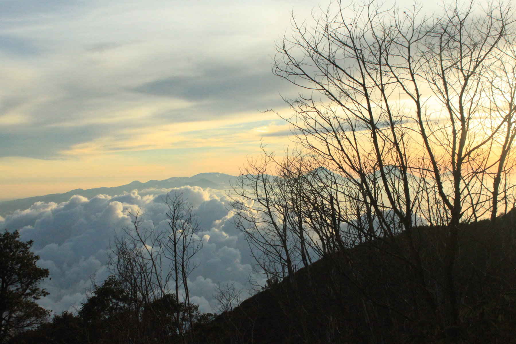 Kalo ke Gunung Slamet Pagi-Pagi, Selamat Anda Akan Melihat Sunrise Indah