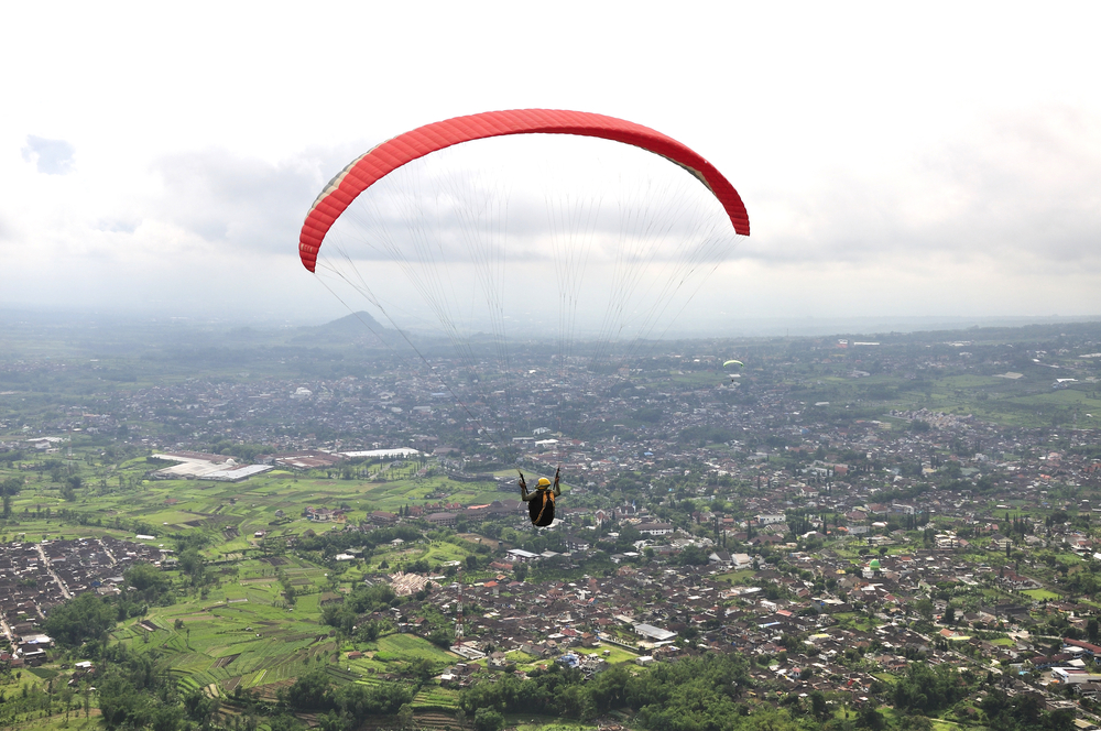 Menikmati Keindahan Lampung Barat dengan Paralayang