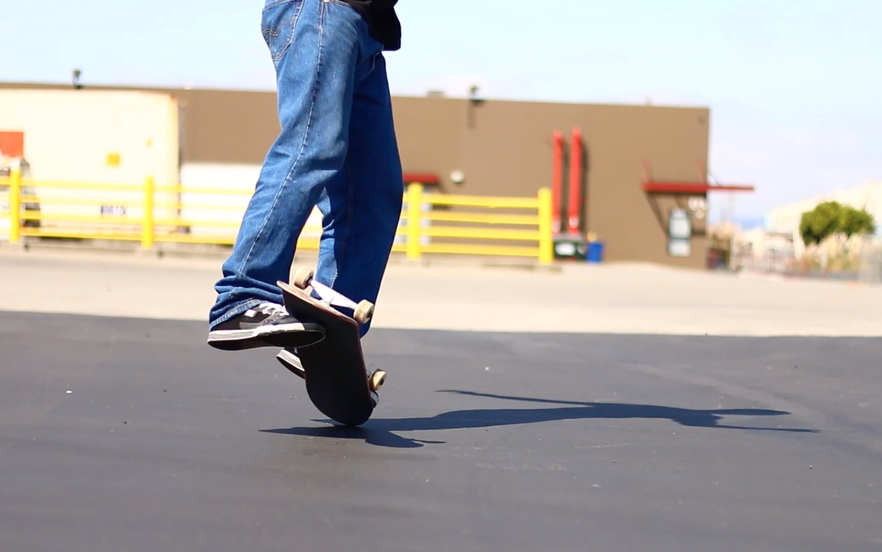 Kalo Udah Bisa Main Skateboard, Coba Trik-Trik Freestyle-nya, Bro