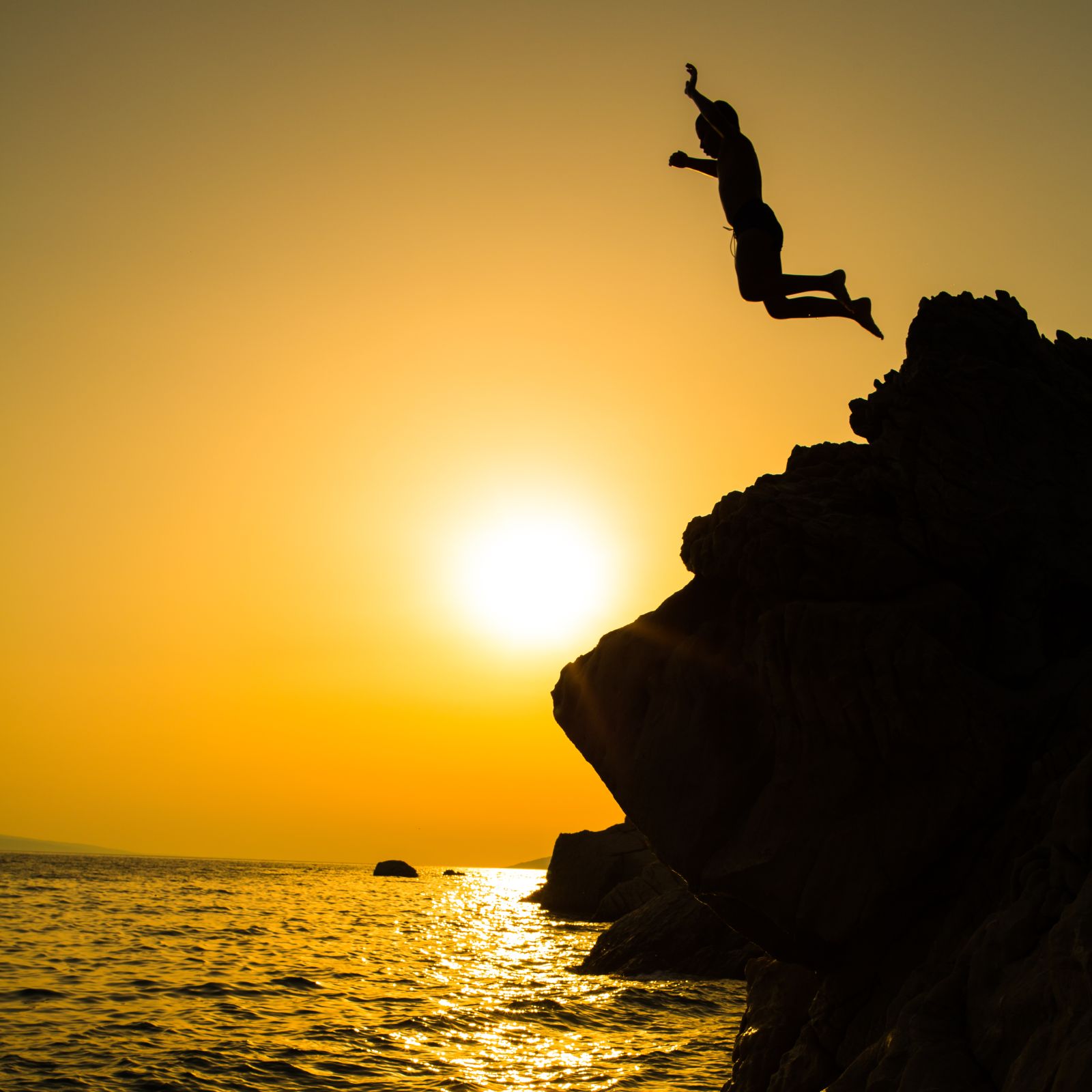 Cliff Diving di Nusa Ceningan Merupakan Cara Lain Adu Nyali di Bali