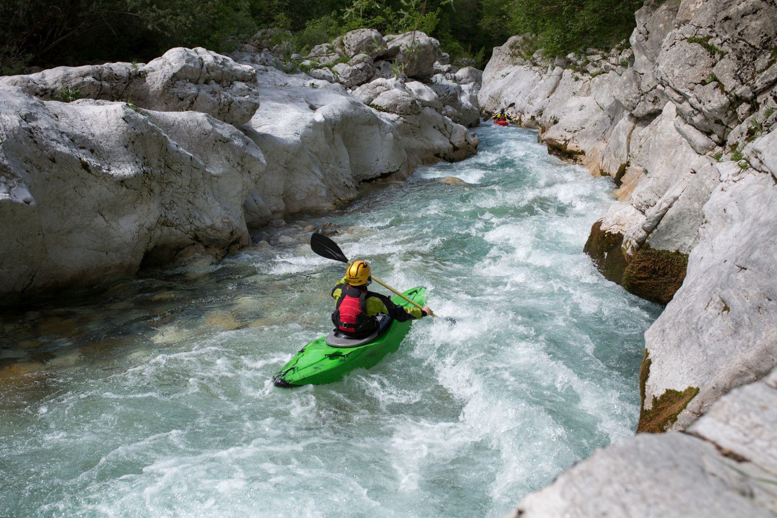 Menaklukan Air Terjun dengan Kayak
