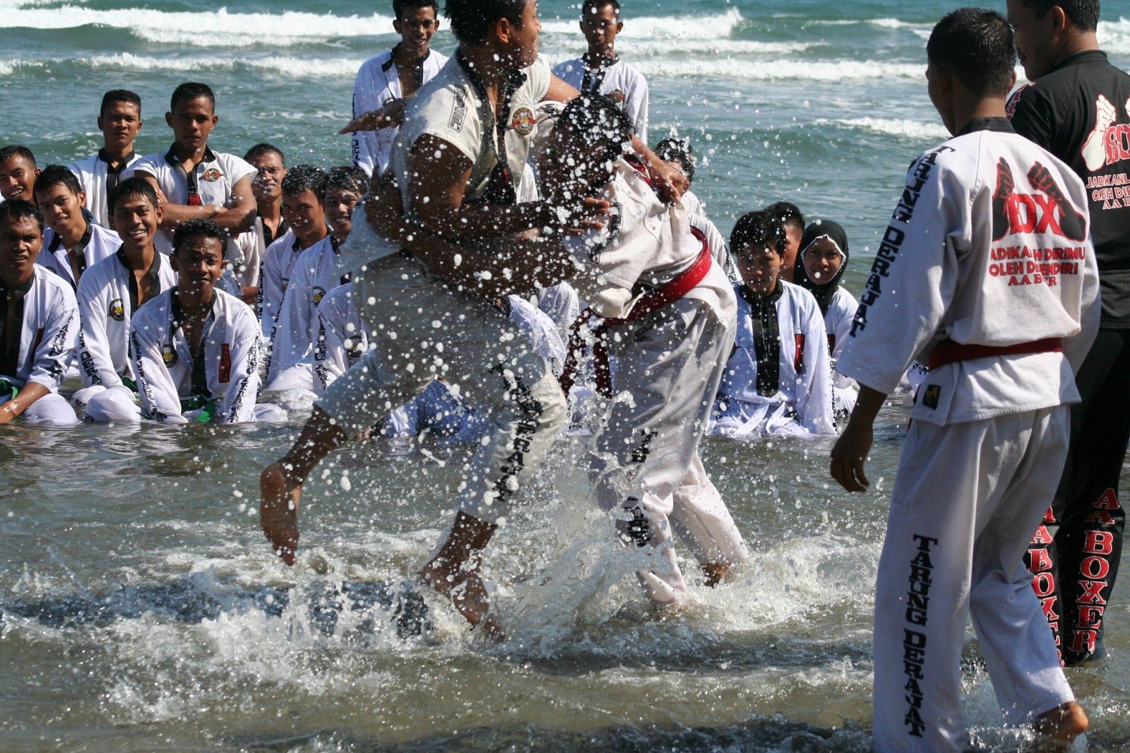 Beladiri Praktis Buat Kamu Cowok Metropolis : Tarung Derajat