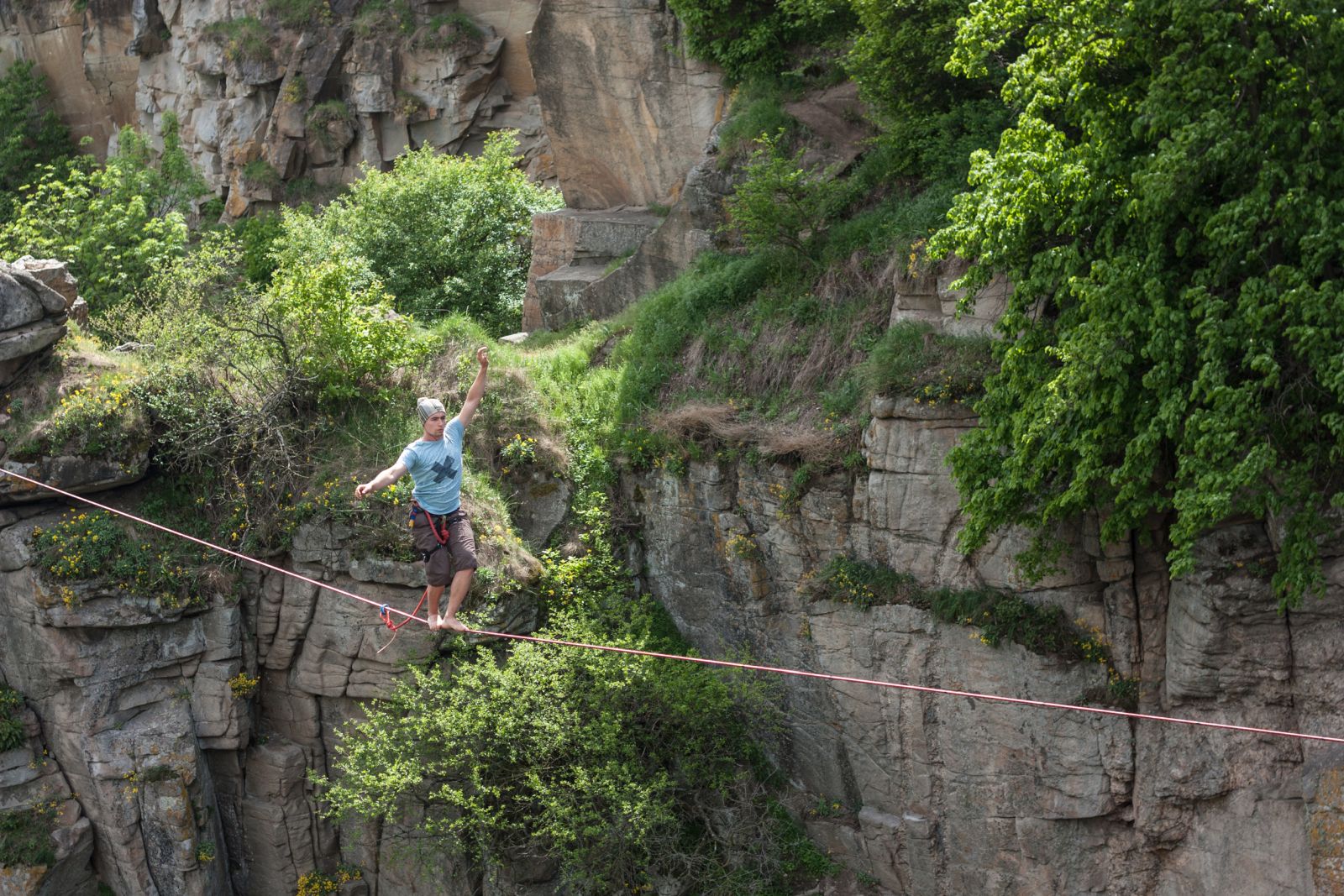 Uji Nyali Paling Nyata, Taklukan Highline Tertinggi di Indonesia