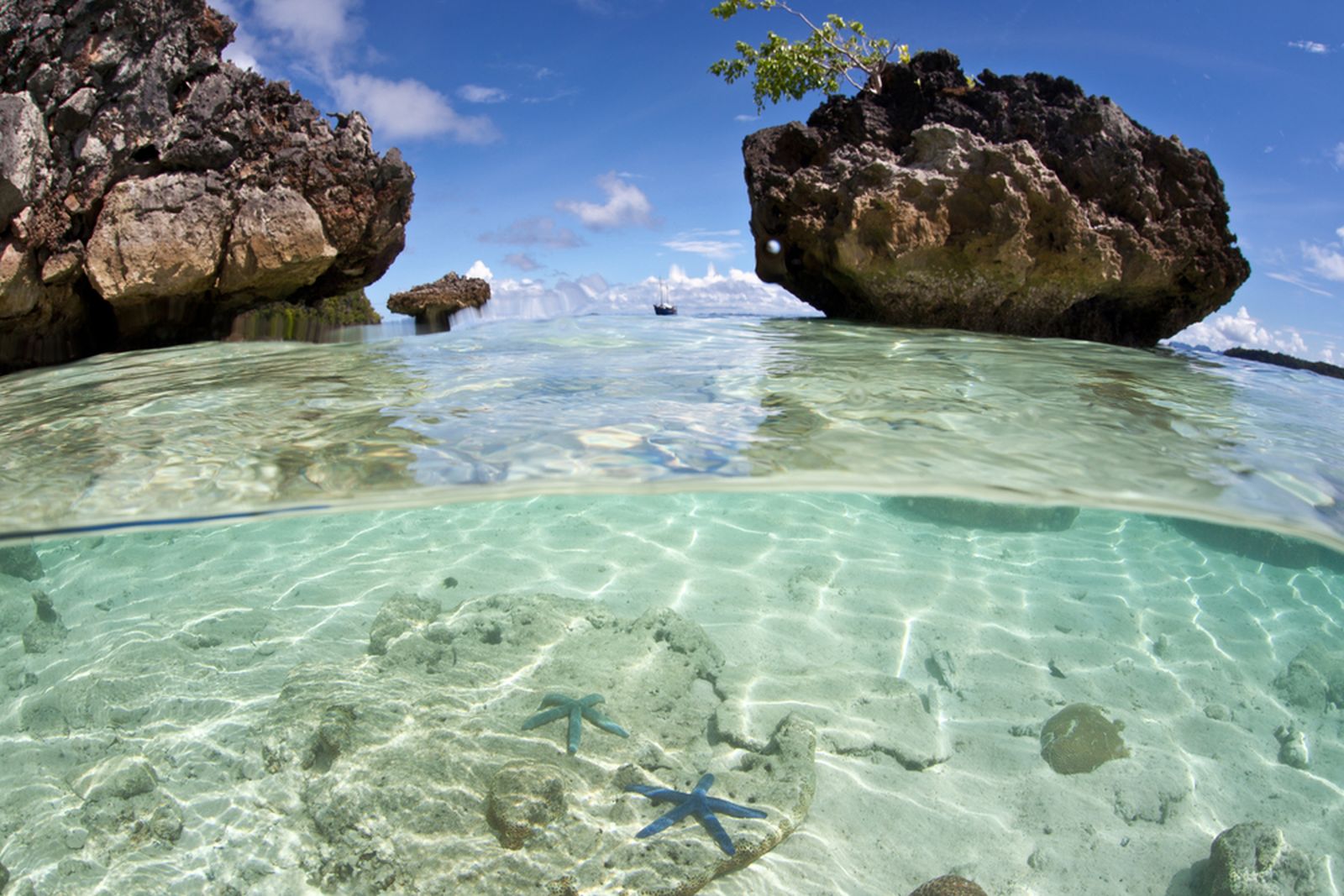 Pesona Batu Karang di Pantai Pegadung, Lampung