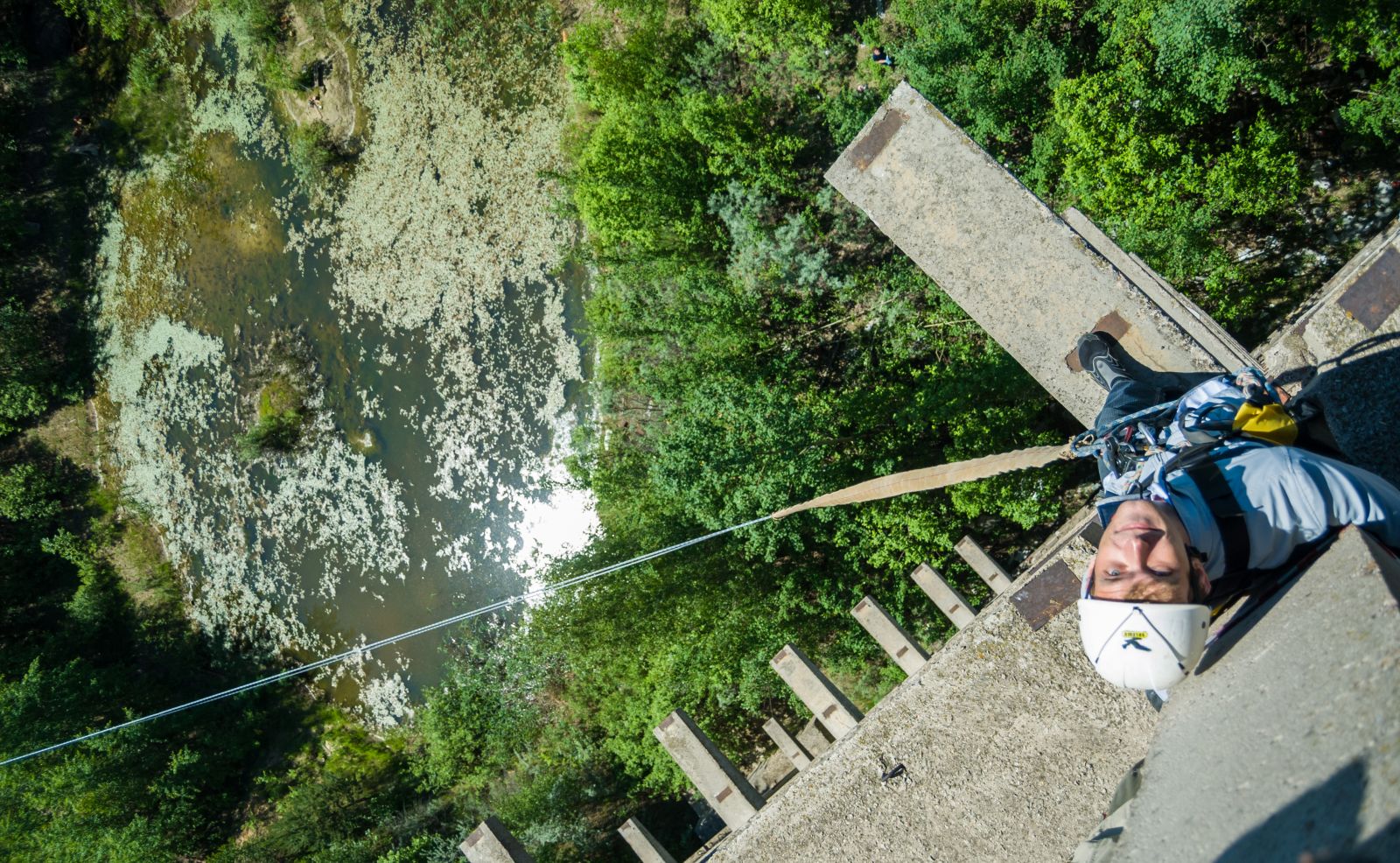 Bungee Jumping Paling Gokil tanpa Safety Gear, Bro!