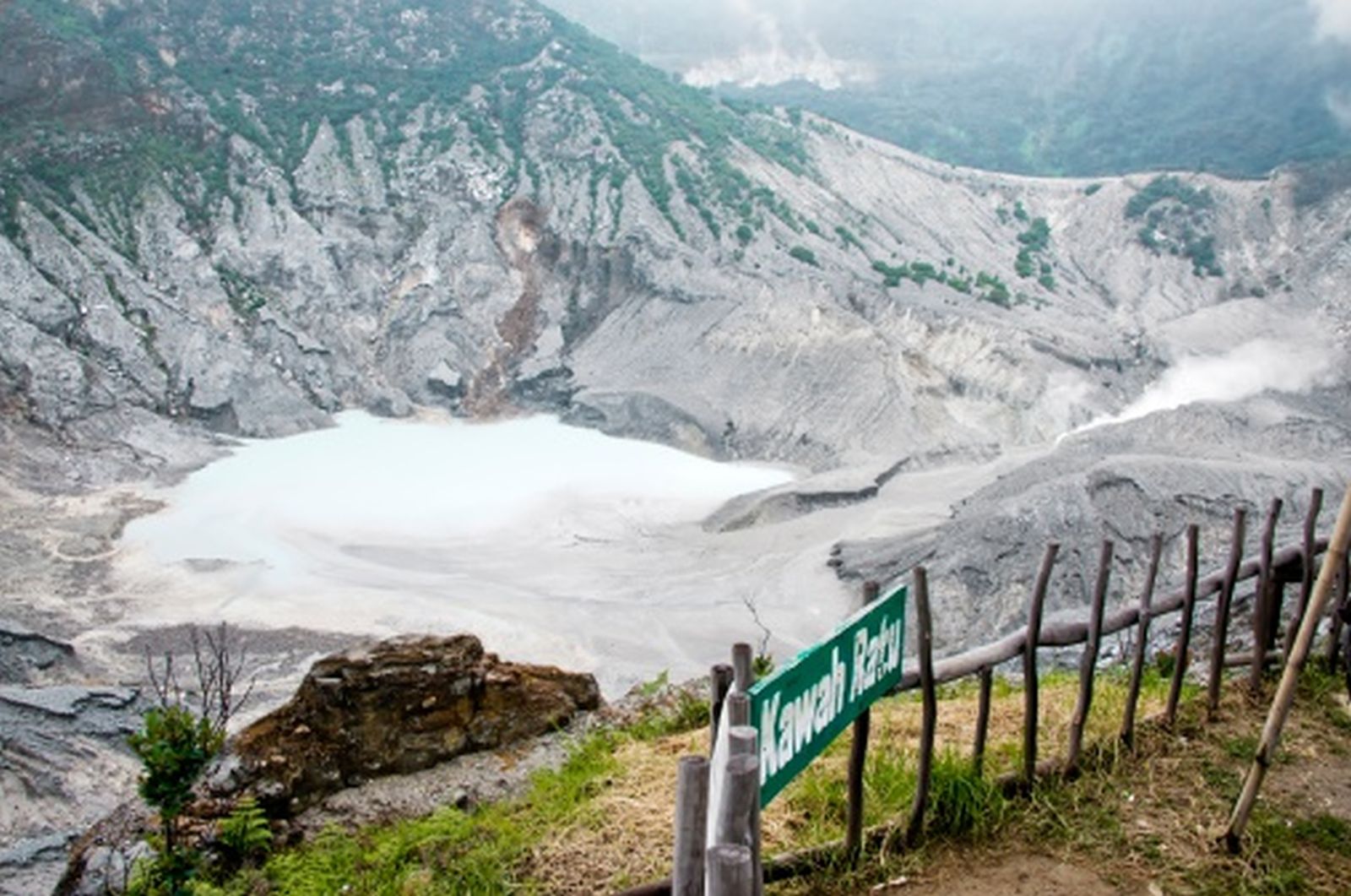 Mendaki Gunung Tangkuban Perahu