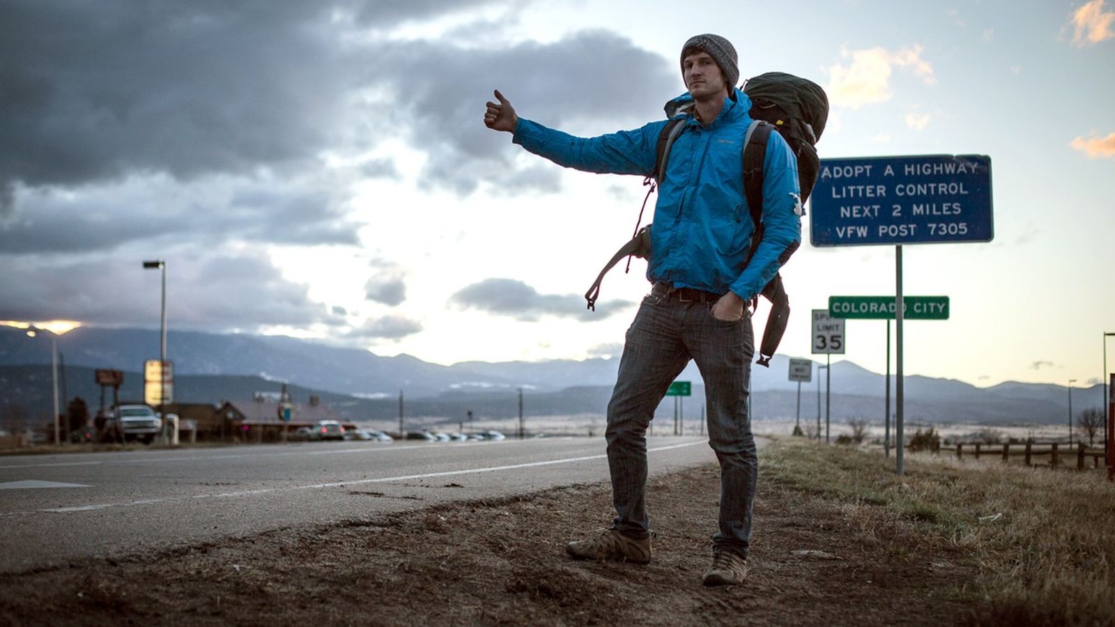 Siapkan Mental, Ini Cara Sopan Hitchhiking Kala Liburan!