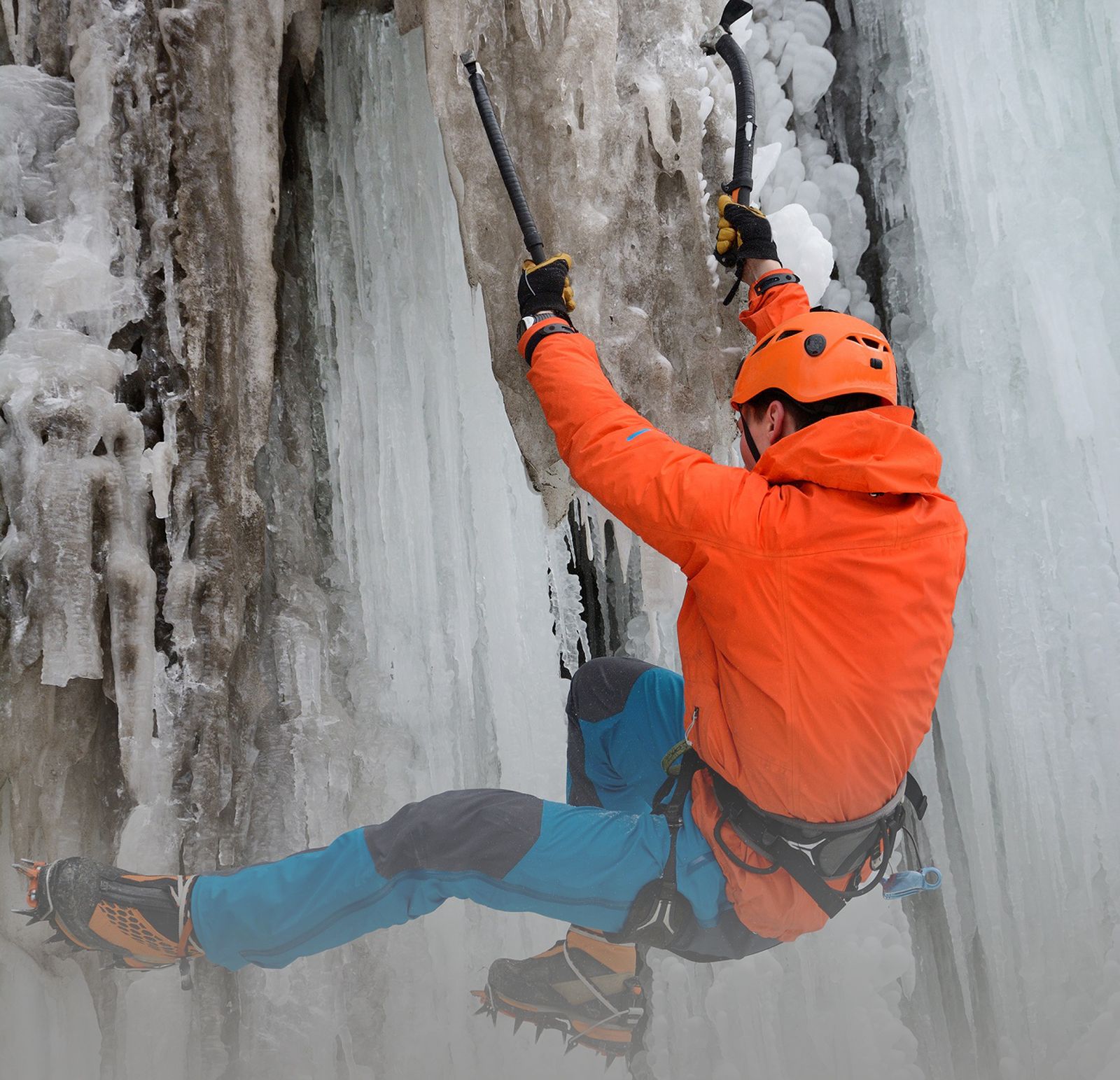 Ini Baru Ice Climbing Extreme! Manjat Air Terjun Loh!