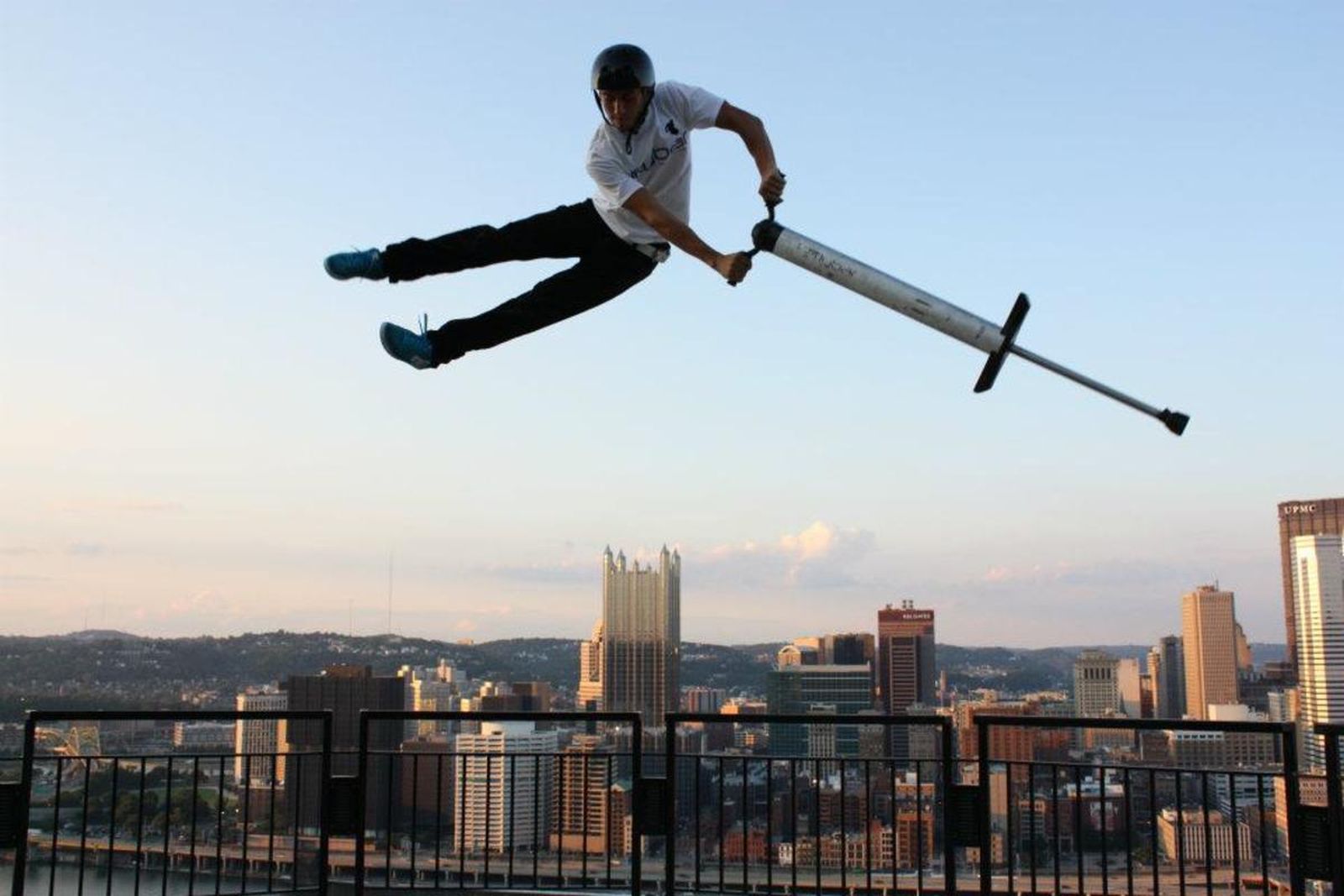 Nggak asal Loncat, Ini Dia Asal Mula Lahirnya Pogo Stick!