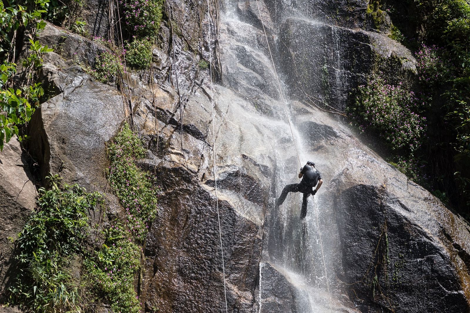 Merayapi Tebing Air Terjun Tunan Kelimbun