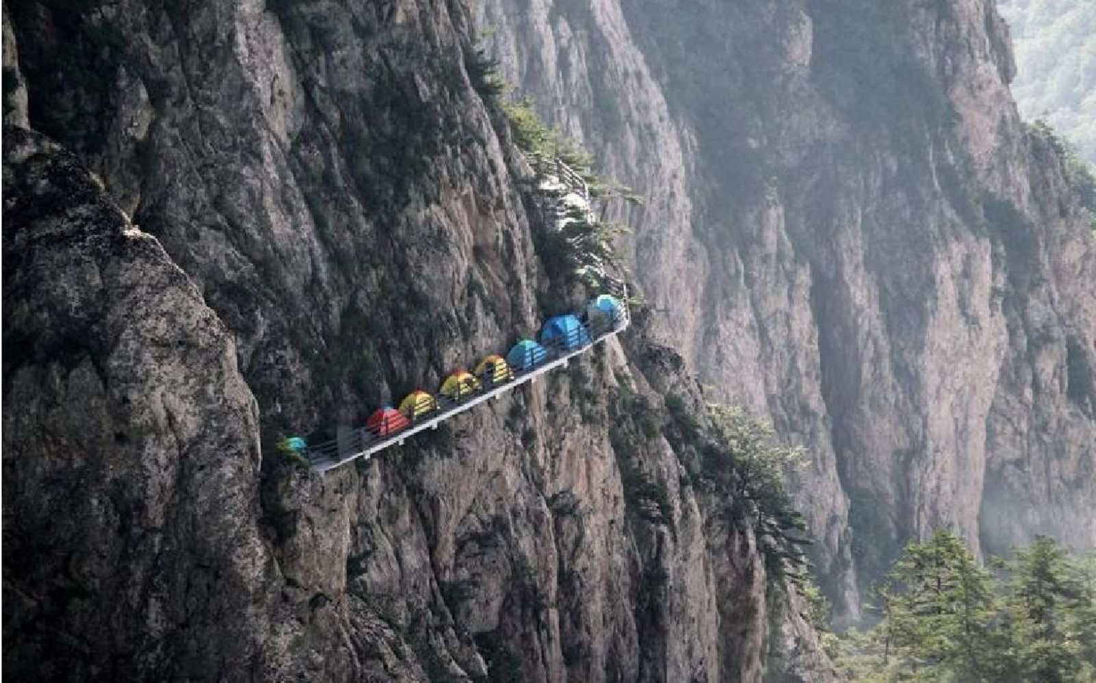 Aksi Nekat, Camping di Pinggir Tebing Curam