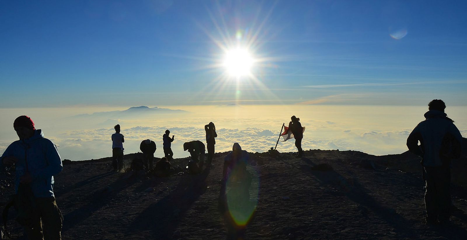 Nih Cara Petualang Sejati Nyambangi Mahameru dari Malang Bro!