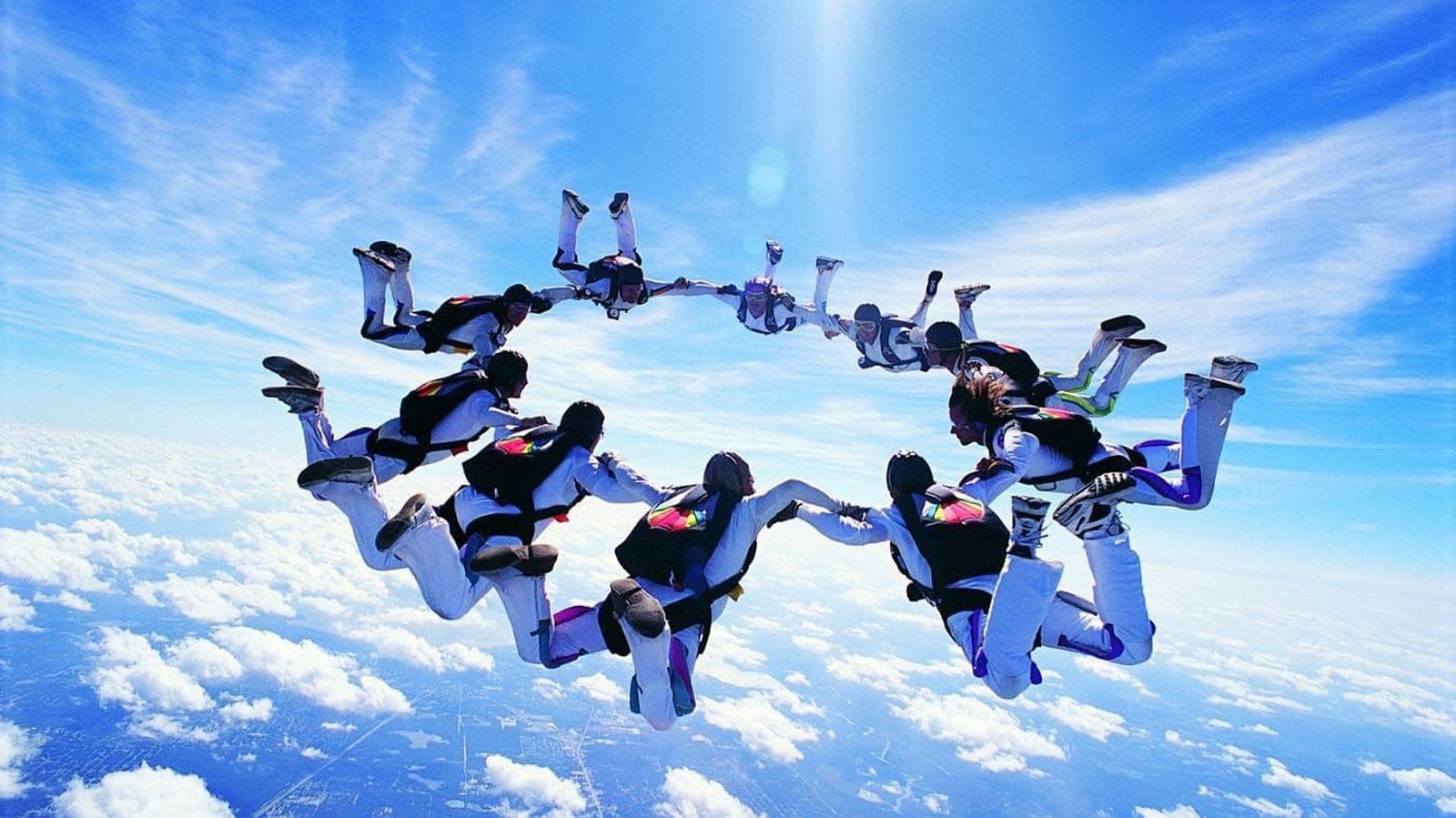 Lokasi Paling Keren untuk Jajal Sky Diving di Tanah Air