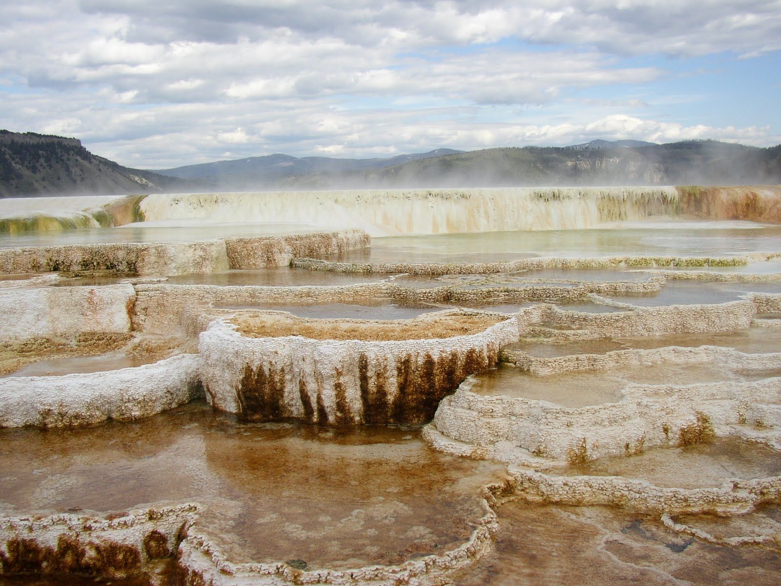 Rehatkan Badan Lo di Pemandian Air Panas Setelah Lo Berpetualang, Bro