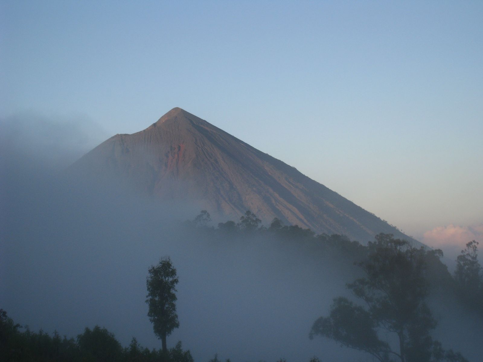 Sensasi Pendakian Gunung Inerie, Gunung Berapi Tertinggi di Flores