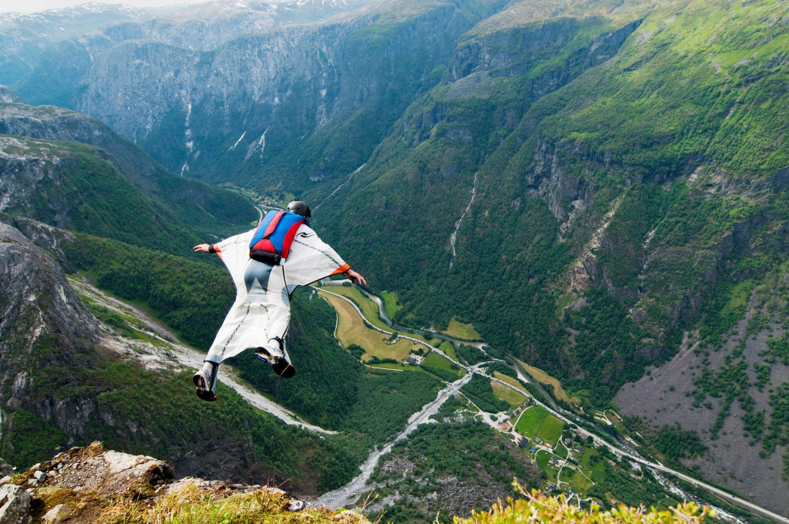 Menantang Nyali dan Adrenalin dengan Olahraga Wingsuit Flying