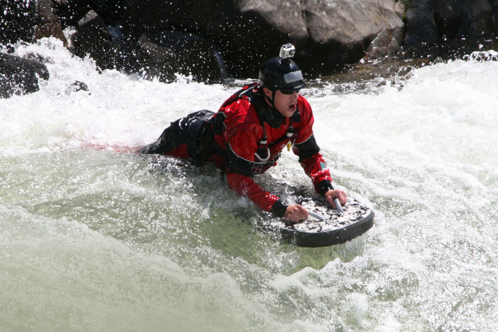 Berseluncur di Arus Sungai dengan Riverboarding