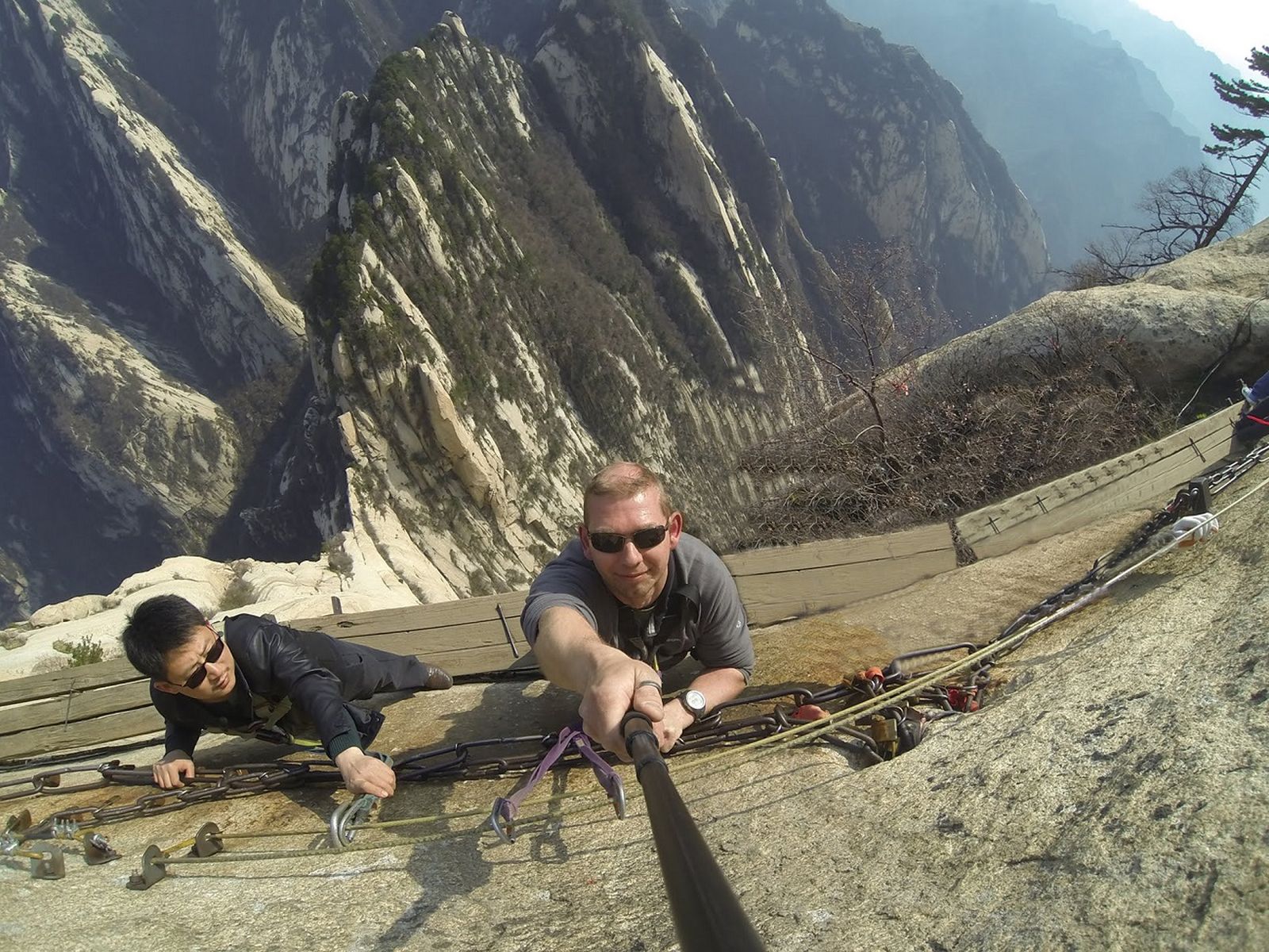 Inilah Cara Menaklukkan Mount Huashan, China