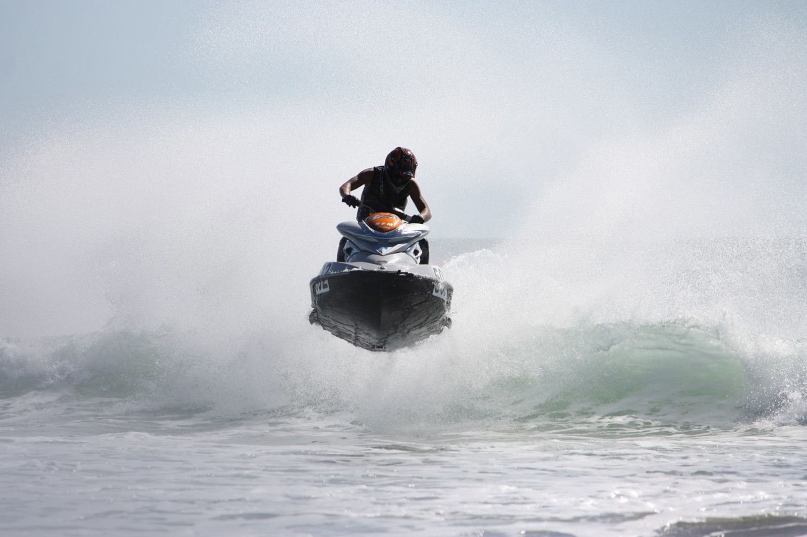 Taklukkan Ombak dengan Jetski