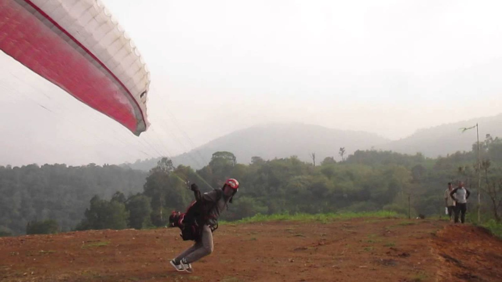 Mencicipi Surga Paragliding Di Kaki Gunung Rinjani
