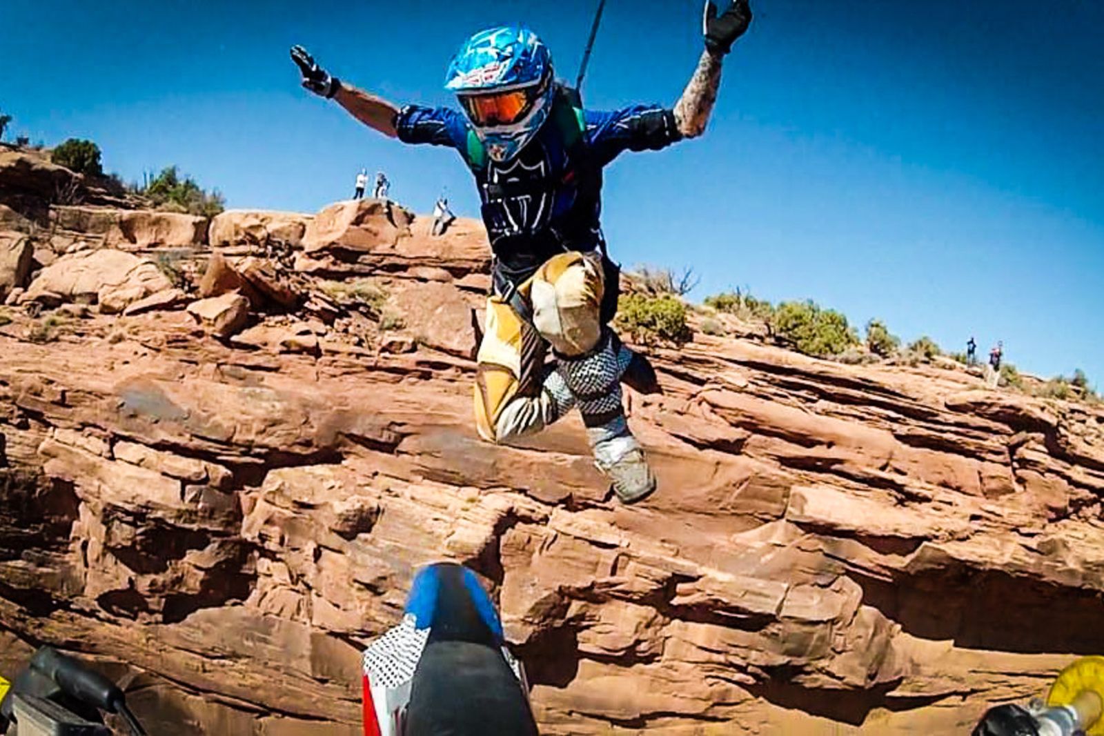 Moto BASE Jump, Antara Motor, Lo, dan Udara