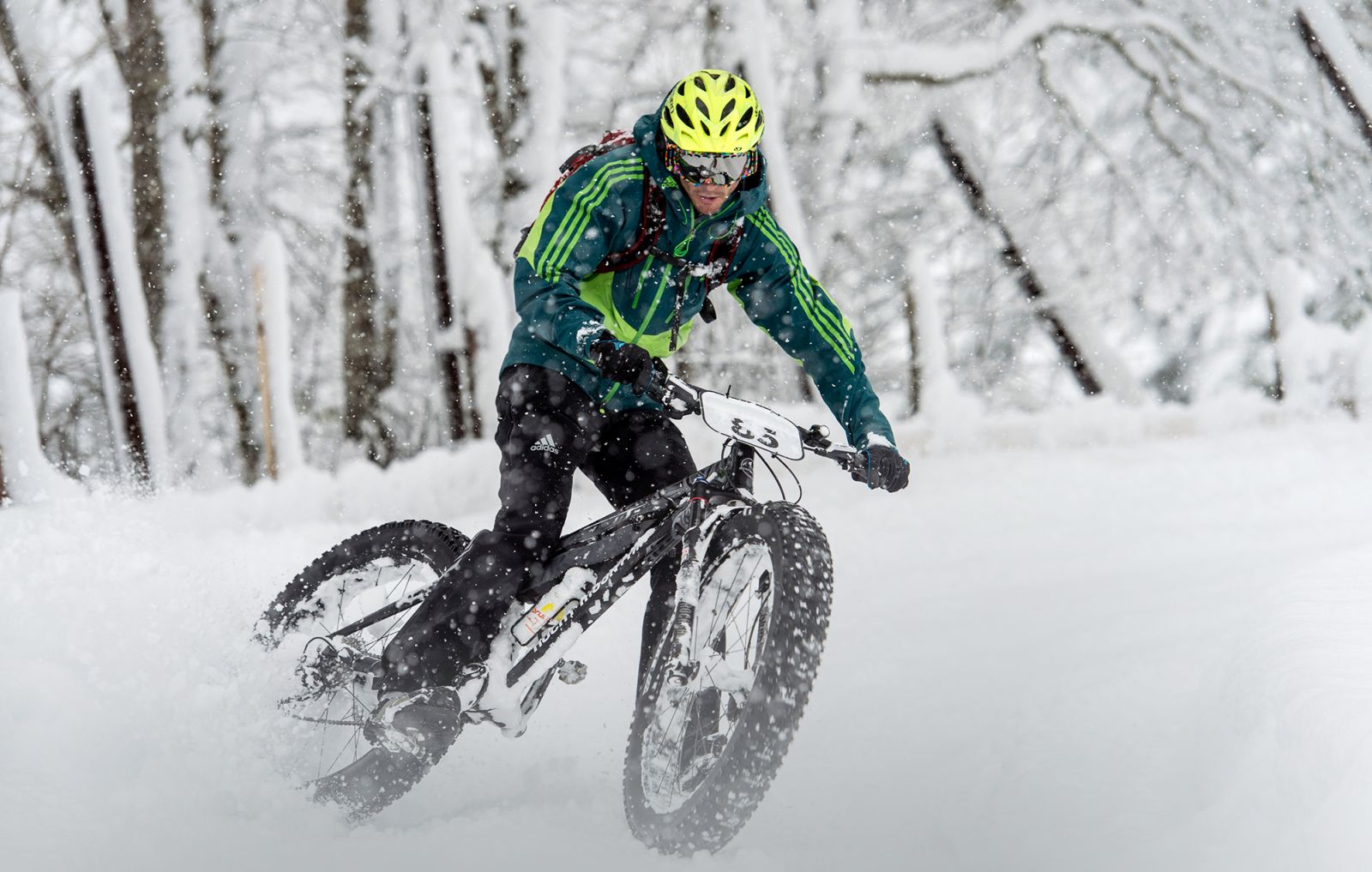 Taklukan Medan Bersalju dengan Sepeda di Snow Downhill