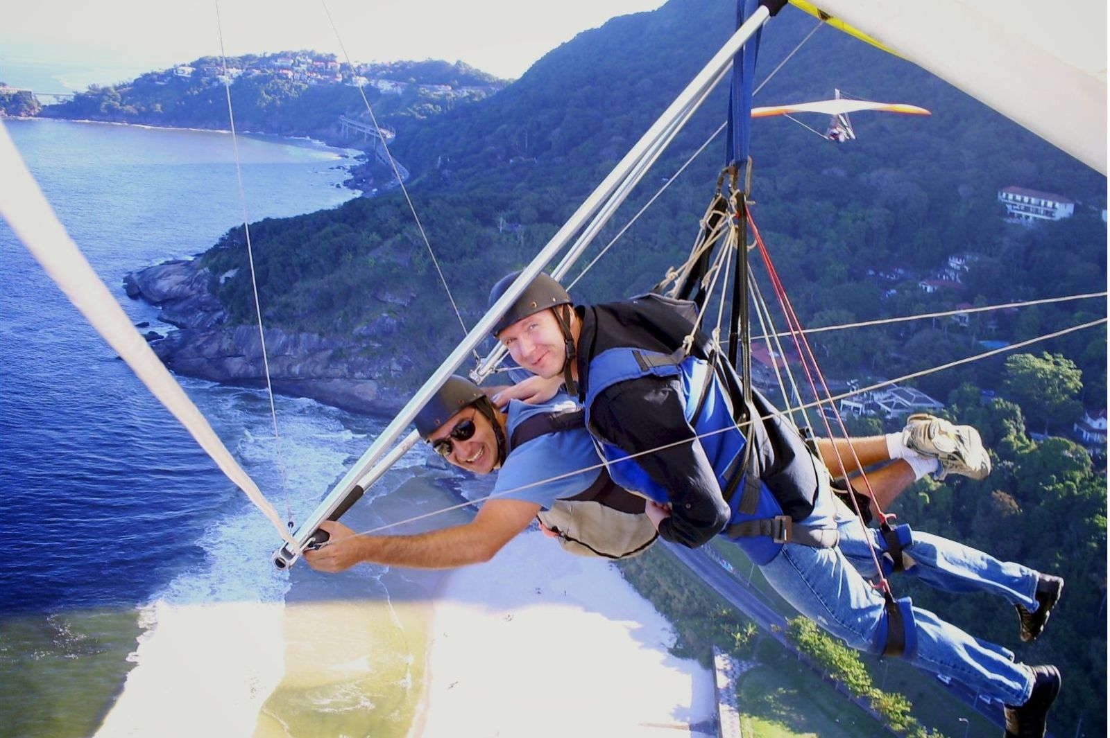 Terbang Bagai Burung dengan Hang Gliding