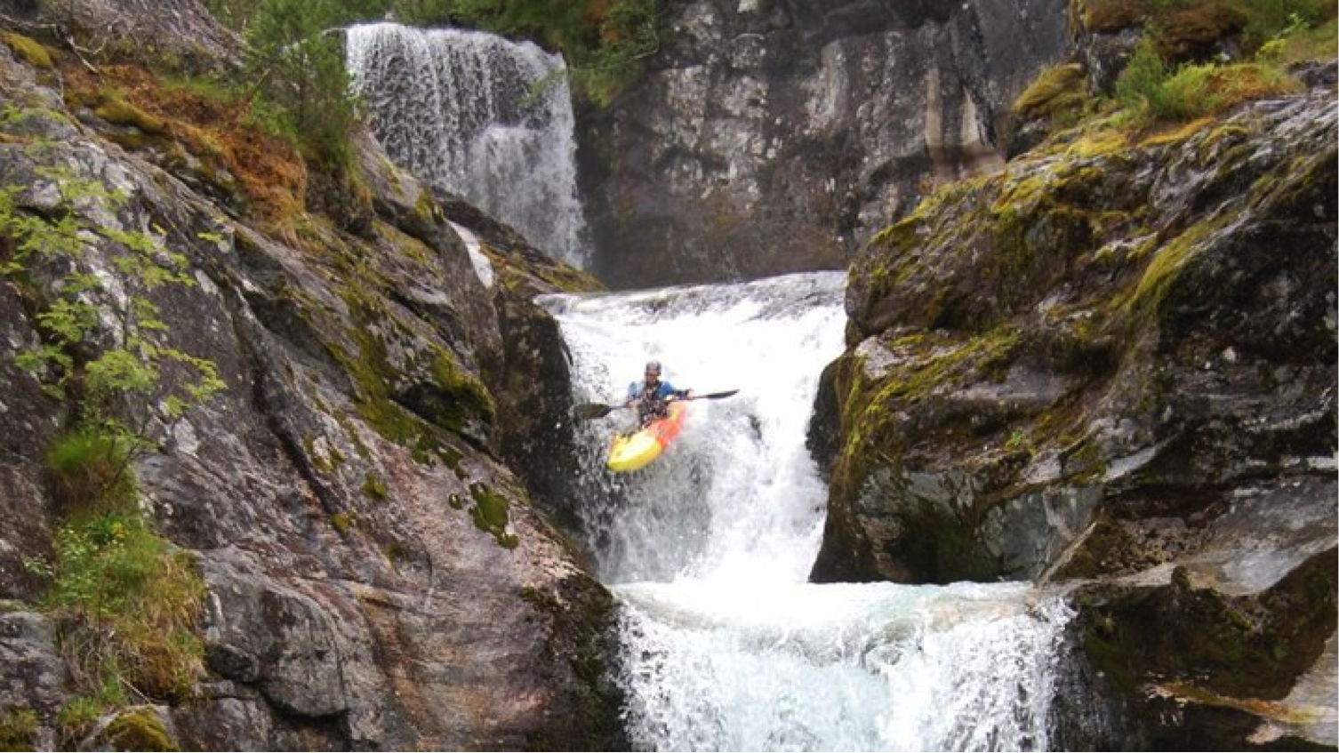 Serunya Menantang Maut di Steep Creek Kayaking!