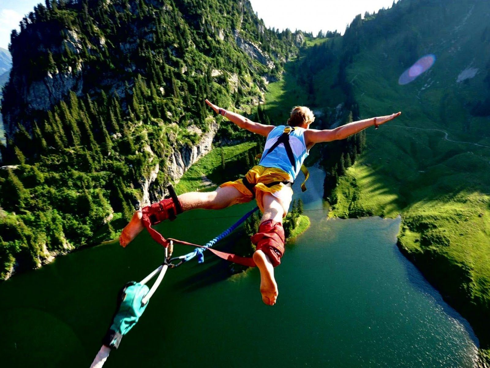 Extreme Bungee Jump, Lompatan Penuh Adrenalin Dari Atas Ketinggian 40 Meter