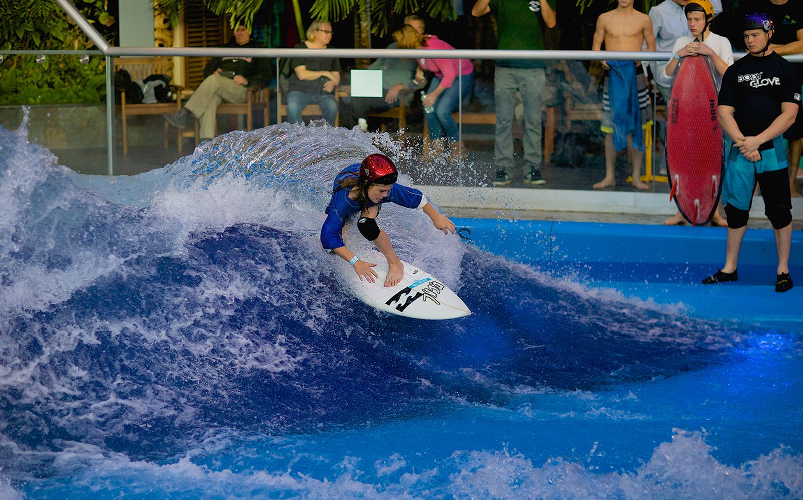 Malas ke Laut, Coba Dong Indoor Surfing!