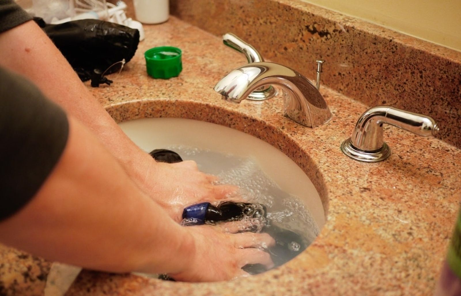 Jangan Hanya Dipake, Ini Cara Tepat Mencuci dan Merawat Jaket Gunung