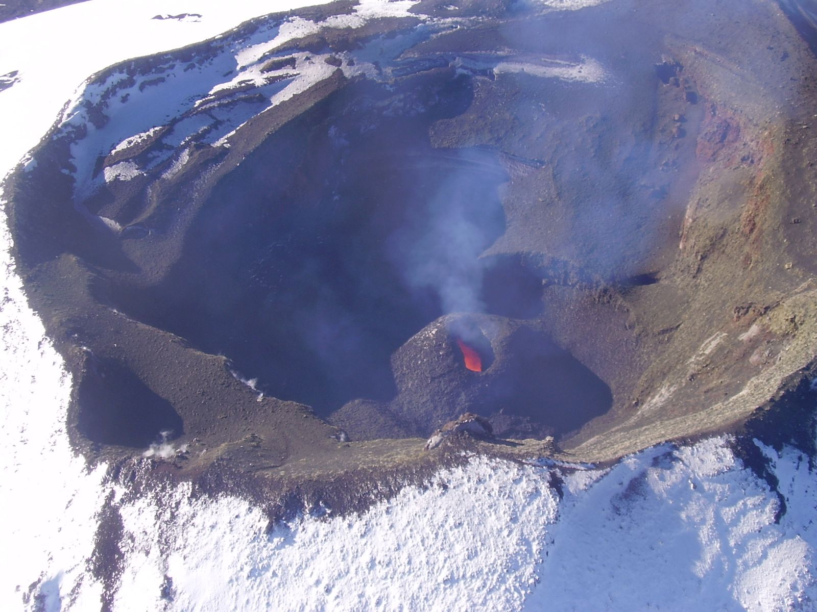 Wingsuit Flying di Atas Gunung Berapi, Berani Ga Bro?