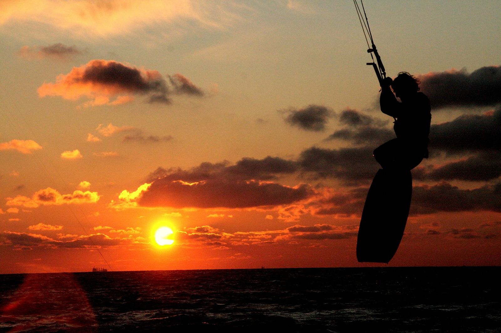 Kitesurfing Seru di Serambi Mekkah