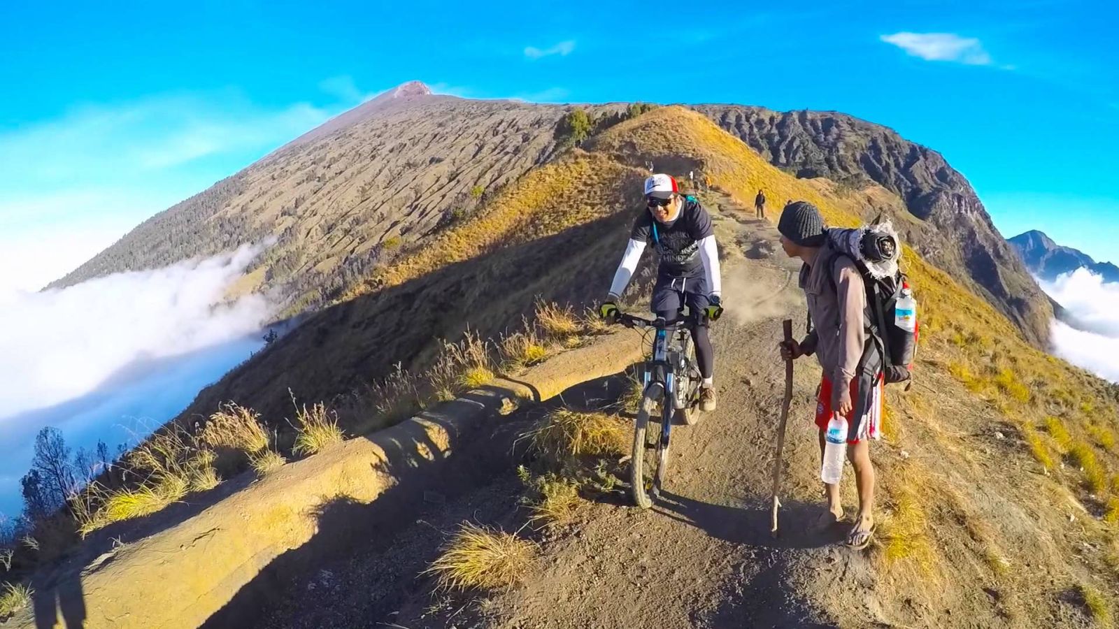 Begini Serunya Menantang Angkuhnya Rinjani Pake Sepeda Gunung