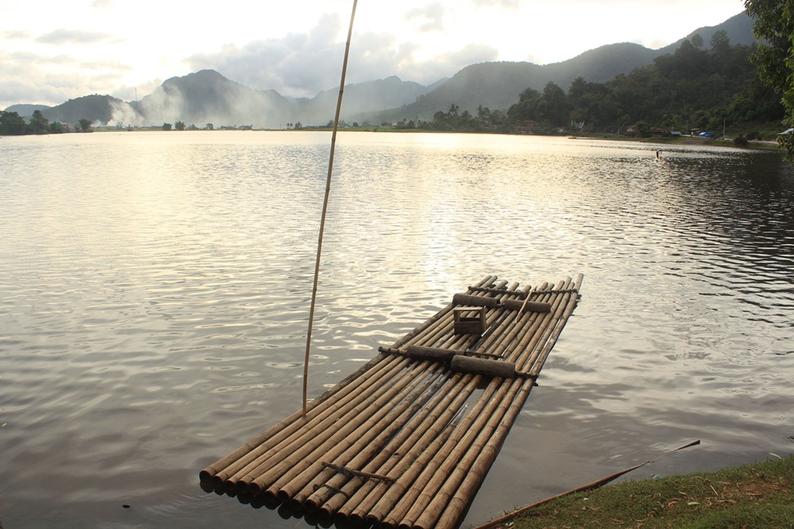 Cuma Ada di Indonesia Bro! Rafting di Sungai Pakai Rakit Bambu