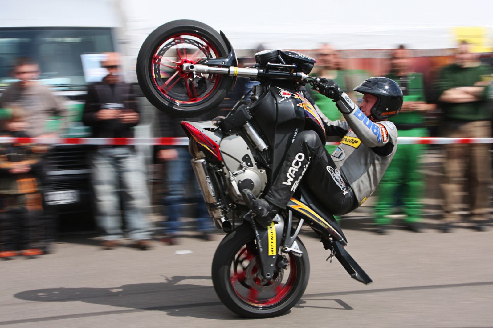 Berakrobat dengan Motorcycle Stunt