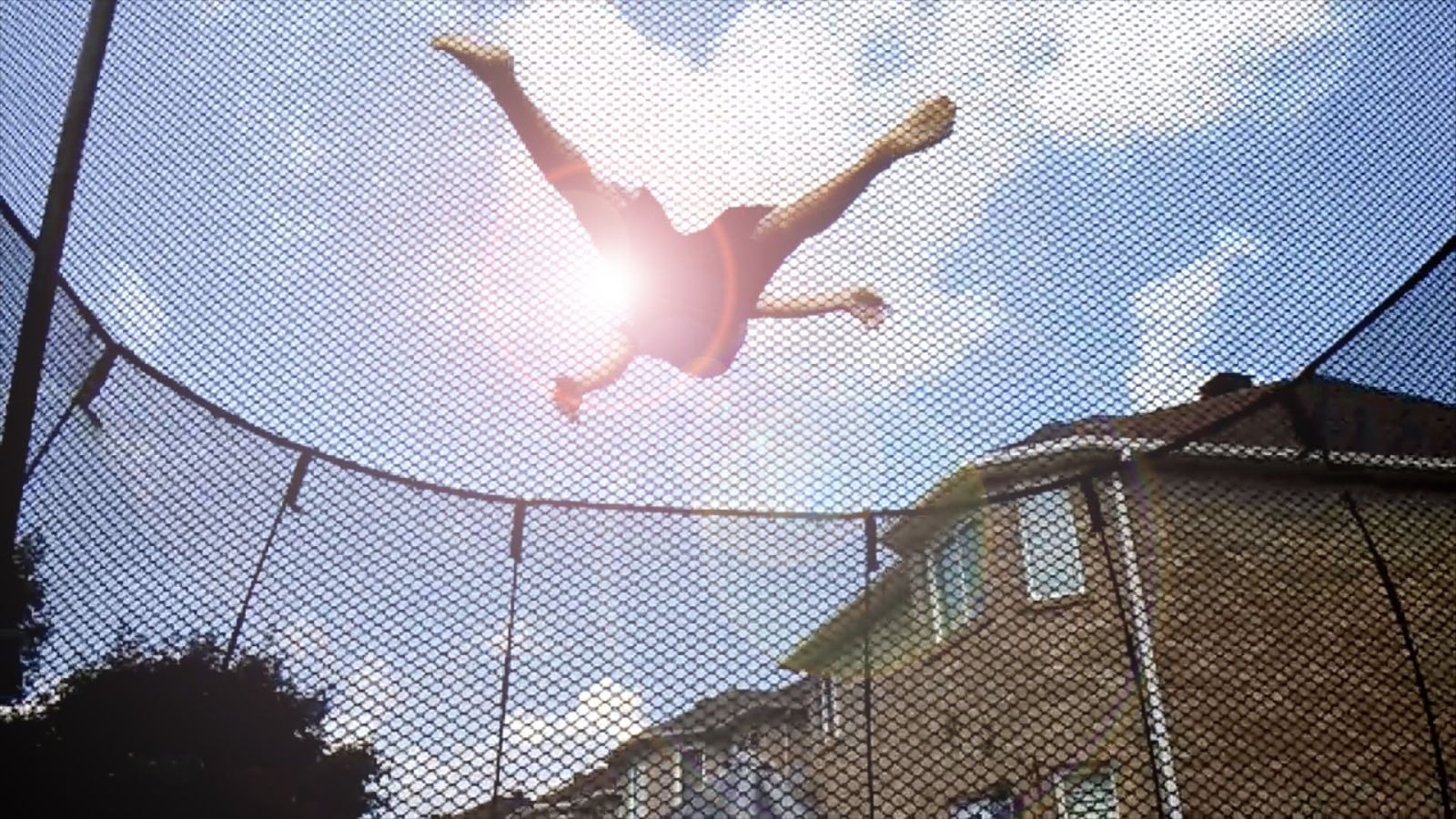 Extreme Flipping Di Udara dengan Menggunakan Trampoline