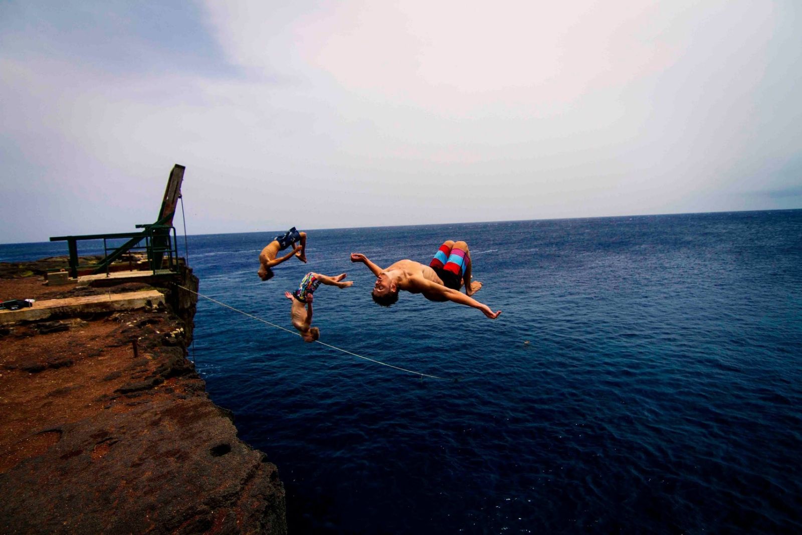 Loncat dan Nyebur dari Tebing, Sedap!