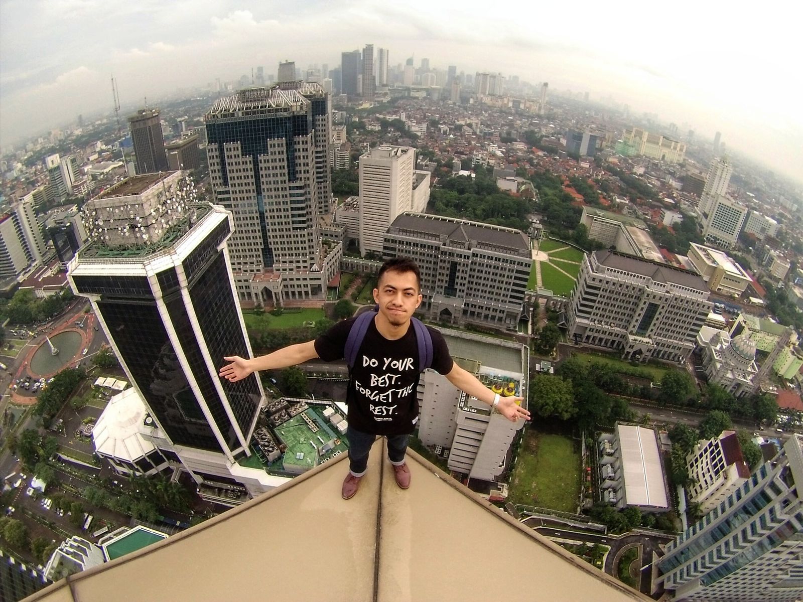 Nekad, Pemuda Bukittinggi Ini Rooftopping di Gedung Tinggi Jakarta