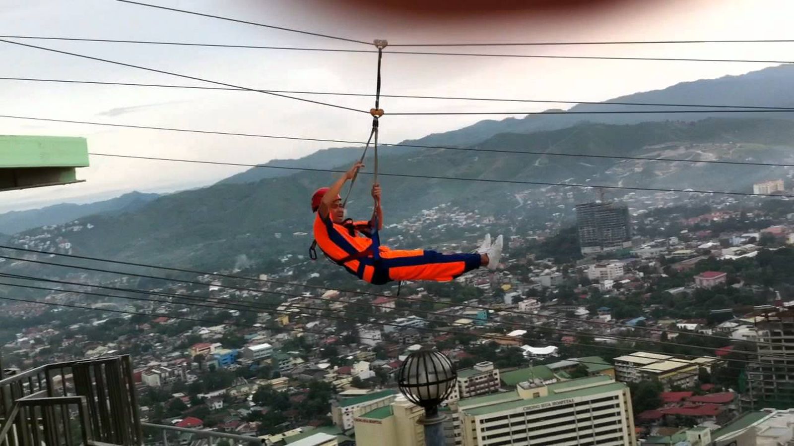 Jajal Nyali dengan Extreme Zipline Di Pusat Kota