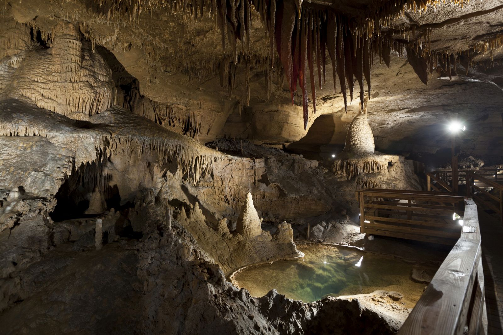 Caving Menyusuri Mammoth Cave, Gua Sepanjang 627,6 Km!