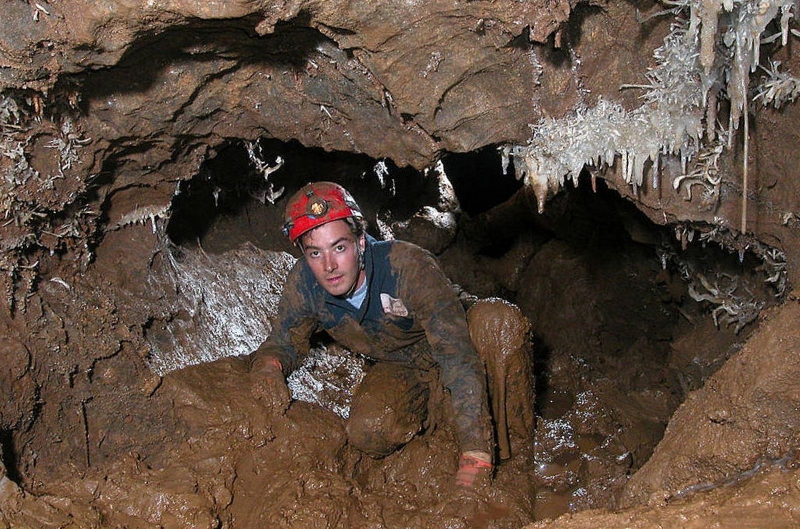 Caving Menantang? Ini Caving Tools yang Wajib Lo Bawa!