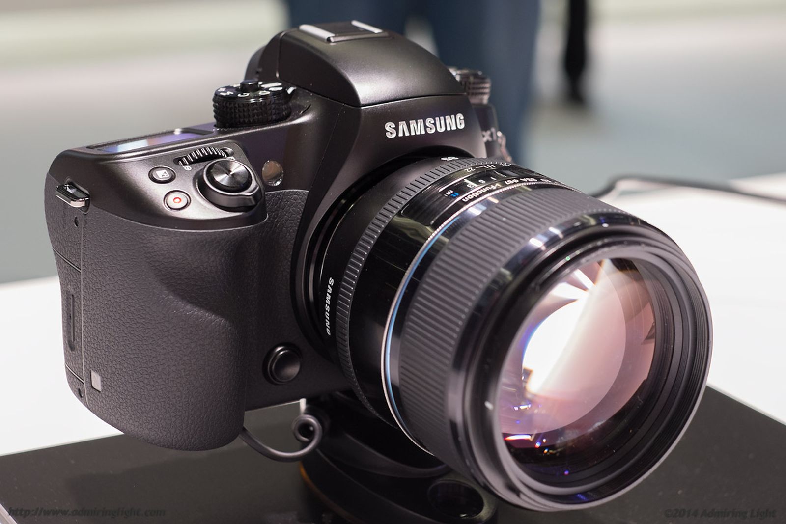 Biar Nggak Kudet, Ini Fitur Unggulan Kamera Mirrorless Samsung NX1!