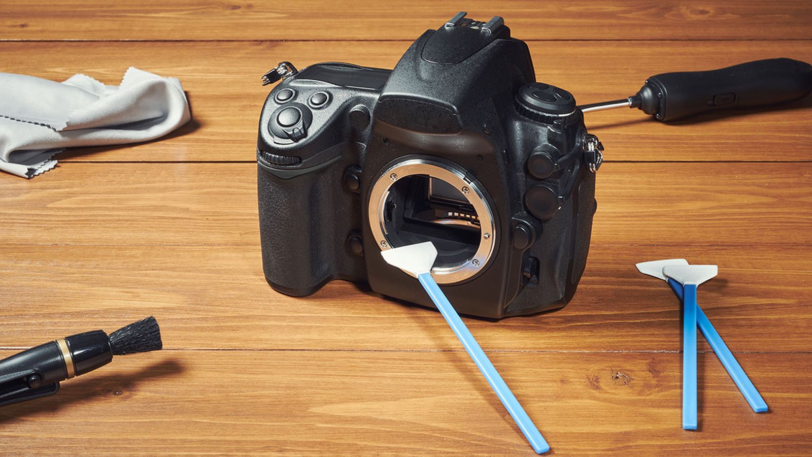 Nggak Bisa Asal Gosok, Ini Cara Mudah Membersihkan Lensa Kamera!