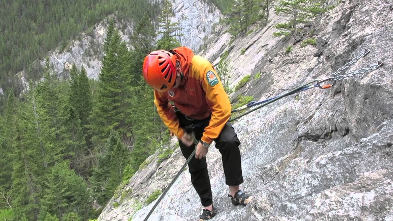 Teknik Rappelling yang Aman Nih Bro