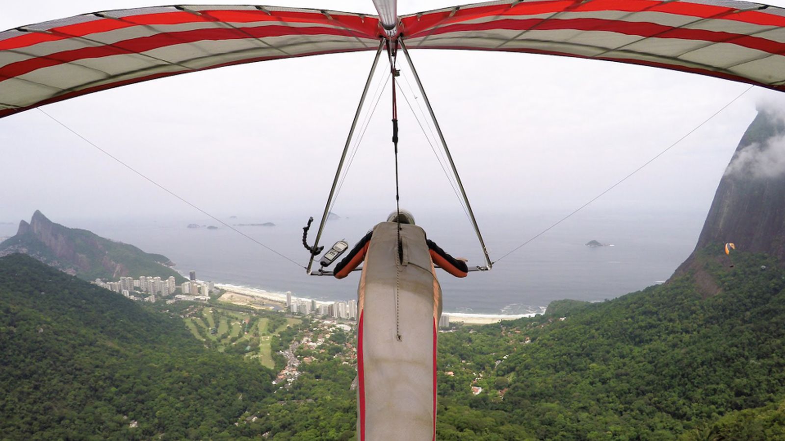 Mau Ngerasain Terbang Kayak Burung? Jajal Hang Gliding Bro!